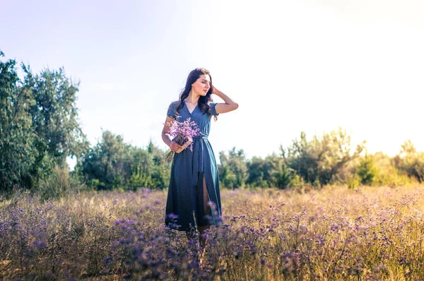 Portret Kobiety Jesiennym Polu Kwiatami — Zdjęcie stockowe