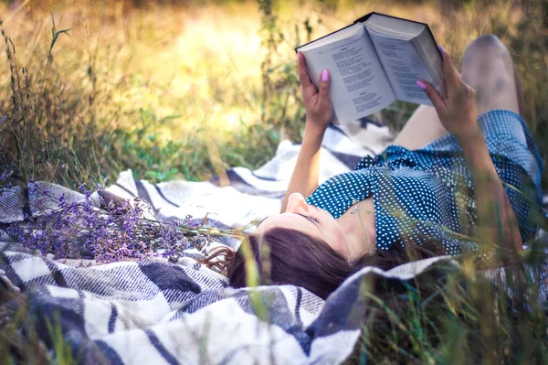 Bir sonbahar tarlasında elinde çiçeklerle bir kadının portresi