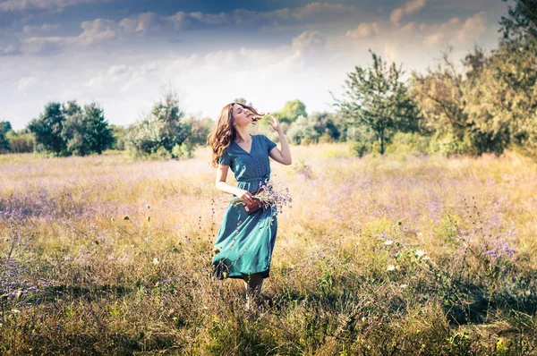 Portrét Ženy Podzimním Poli Květinami — Stock fotografie