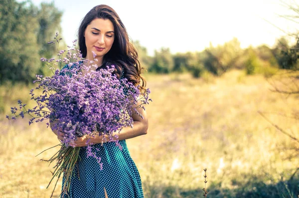 Portrait Une Femme Dans Champ Automne Avec Des Fleurs — Photo