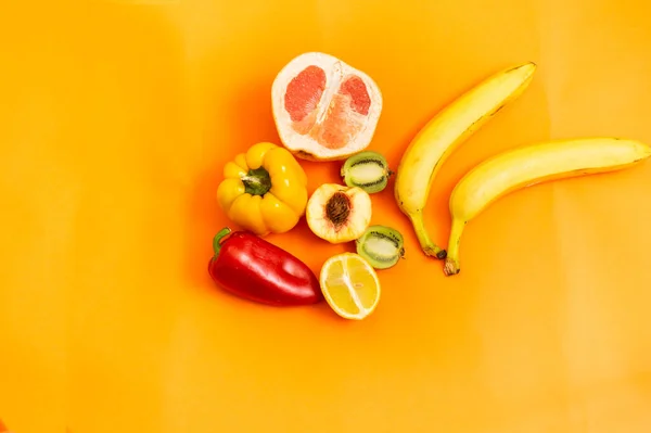 Minimalist bir arka planda meyvelerin yaşamı