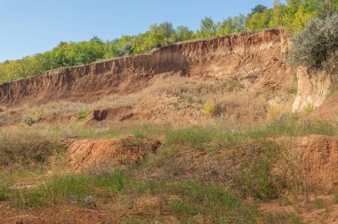 Terk edilmiş eski bir taş ocağında kil çöküyor.