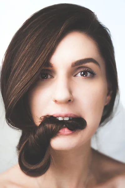 Photoshoot kız Tekdüzen arka plan üzerinde