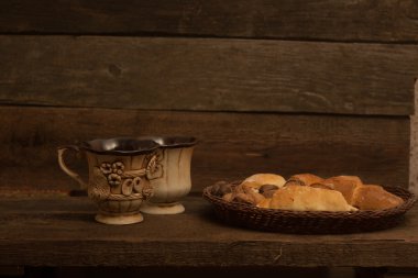 Çay seti masanın üstünde.