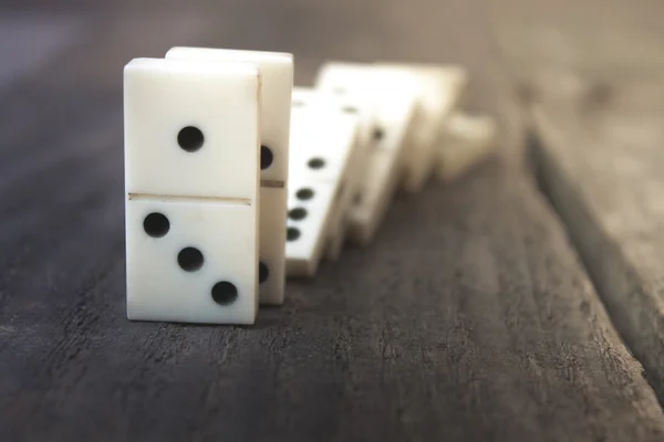 Kemikler ahşap arka plan üzerinde Domino
