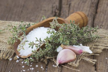 deniz tuzu otlar ve sarımsak ile