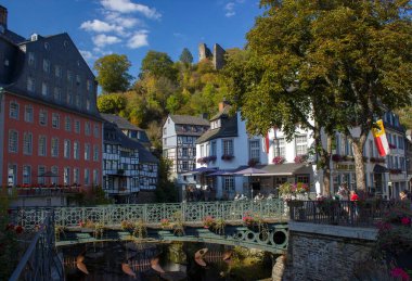 Monschau, Almanya - 22 Eylül 2020: Monschau, kimliği belirsiz insanlarla dolu küçük bir kasaba. Tarihi şehir merkezinde birçok yarı keresteli ev ve dar sokaklar 300 yıl boyunca neredeyse değişmeden kaldı.