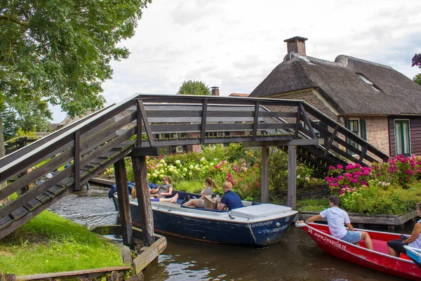 Giethoorn Niederlande August 2017 Unbekannte Besucher Bei Einer Bootsfahrt Einem — Stockfoto