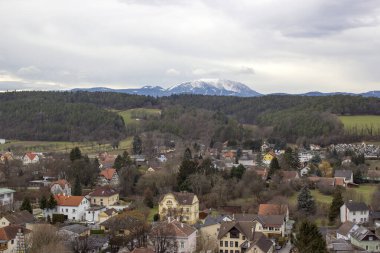  Pitten kasabası - Aşağı Avusturya 'daki dağ kilisesinin tahkimatlarından manzara