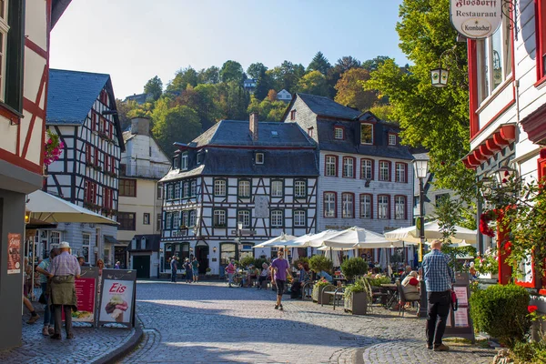 Monschau ドイツ 2020年9月22日 未確認の人々と小さな町Monschau 歴史的な町の中心部には半木造家屋が多く 狭い通りは300年間ほとんど変わらなかった — ストック写真