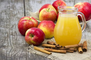 Ahşap arka planda elma suyu ve elmalar