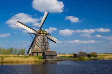 Hollanda 'nın ünlü Kinderdijk turistik bölgesinde yel değirmenleriyle kırsal alan. Bu 19 yel değirmeninden oluşan sistem 1740 'larda inşa edildi ve UNESCO' nun mirası haline geldi.