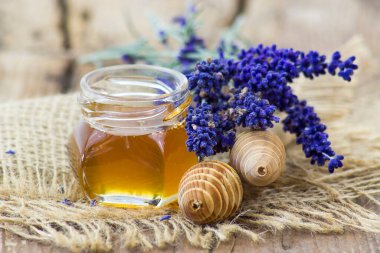 Tahta arka planda bal ve lavanta