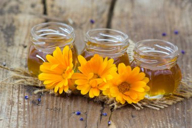 bal ve çiçekler ahşap arka planda