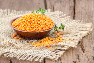 Bir kasede mercimek - ahşap arka plan