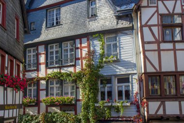 Monschau, Almanya - 22 Eylül 2020: Monschau, kimliği belirsiz insanlarla dolu küçük bir kasaba. Tarihi şehir merkezinde birçok yarı keresteli ev ve dar sokaklar 300 yıl boyunca neredeyse değişmeden kaldı.