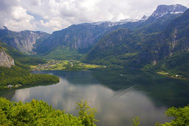 Avusturya 'nın ünlü Hallstatt köyünün üzerindeki Alpler dağları
