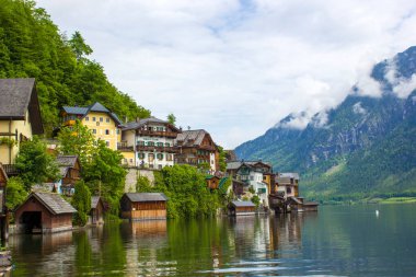 Hallstatt Gölü 'nün ünlü Hallstatt dağ köyü manzarası.