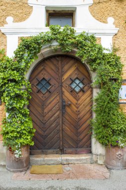 Avusturya Hallstatt 'te eski, ahşap bir kapı.
