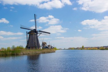 Hollanda 'nın ünlü Kinderdijk turistik bölgesinde yel değirmenleriyle kırsal alan. Bu 19 yel değirmeninden oluşan sistem 1740 'larda inşa edildi ve UNESCO' nun mirası haline geldi.