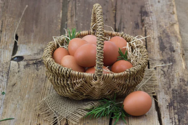 Huevos Una Canasta Sobre Fondo Madera — Foto de Stock