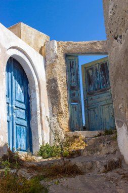 Yunanistan 'ın Santorini adasındaki Magalochori kasabasındaki Beyaz Saray' ın eski kapısı