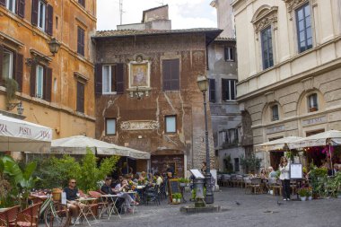 Roma, İtalya - 25 Eylül 2025: İtalya 'da Roma' da eski bir sokak