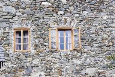 Küçük pencereli eski taş bina - eski pencereli cephe, Avusturya