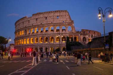 Roma, İtalya - 25 Eylül 2025: Geceleri Kolezyum ve turistler