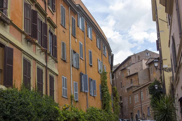 Roma 'daki tipik eski evler, Roma caddesi, İtalya
