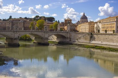 Tiber Nehri ve Ponte Vittorio Emanuele II Köprüsü ve ünlü St. Peter Kubbesi, Roma, İtalya