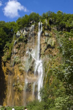 Hırvatistan 'ın Plitvice Ulusal Parkı' nda şelaleli yaz manzarası