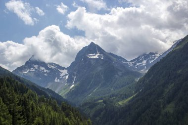 Avusturya Alpleri 'ndeki manzara. Grossglockner' ın etrafındaki yüksek Higt Tauern dağları. Avusturya.