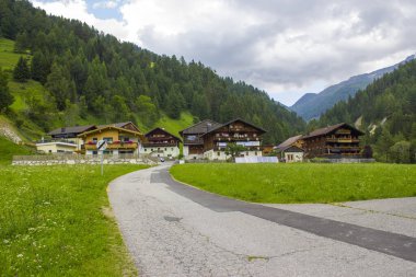 Grossdorf - Avusturya Alpleri 'nin küçük bir köyü- Grossglockner çevresindeki yüksek Higt Tauern dağları. Avusturya.