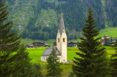 Avusturya Alpleri 'nde küçük kiliseli Grossdorf manzarası. Avusturya.