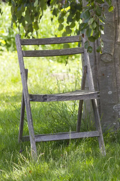 Vecchia sedia vuota in un giardino — Foto Stock