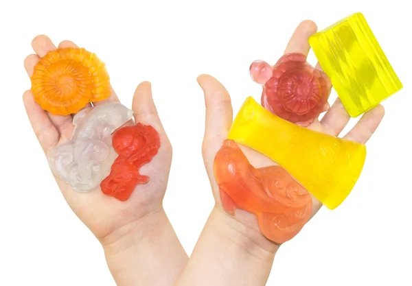 Morceaux de savon de couleur faits à la main dans les paumes des enfants — Photo