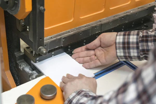 Découpage des papiers par machine à guillotine — Photo