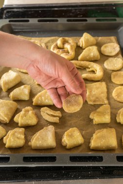 El ile çerezleri fırın tepsisinde