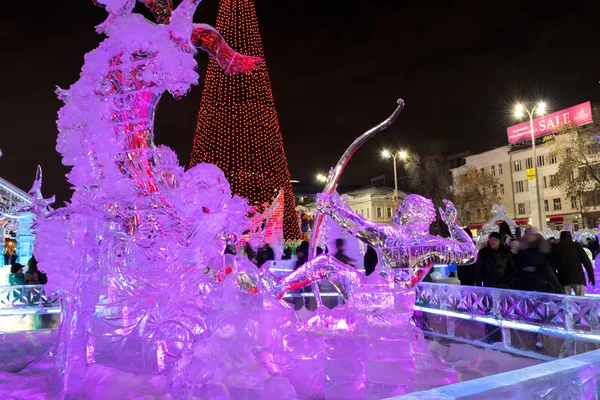 Città di ghiaccio con sculture nella città di Ekaterinburg, 2016 — Foto Stock