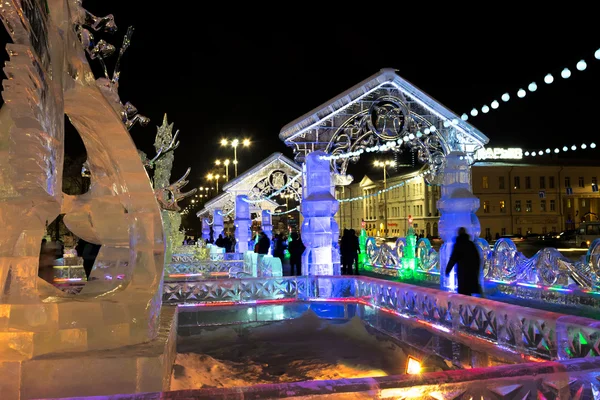 Città di ghiaccio con sculture nella città di Ekaterinburg, 2016 — Foto Stock