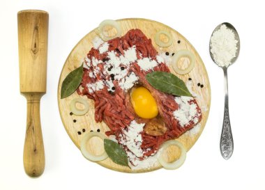 eggsrolling-pin ve bir kesme tahtası kaşık kıyma