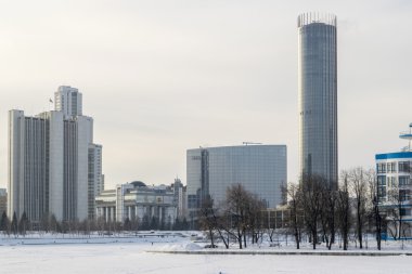 Yekaterinburg citiscape kış içinde Iset kule