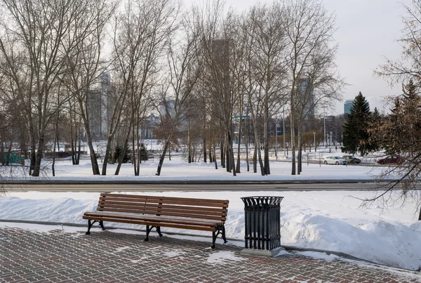 Pad és Jekatyerinburg citiscape Iset torony télen — Stock Fotó