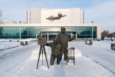 Yekaterinburg, Rusya - 24 Ocak 2016: Kış görünümü Cosmos tiyatro ve Lumiere kardeşler anıt daha önce ön kapı. -Mixa75 tarafindan fotograf