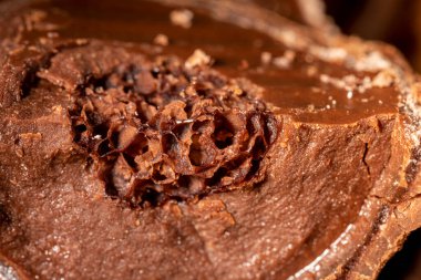 Dolgulu, siyah çikolata şeklinde şeker.