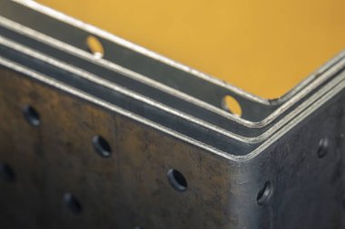 İnşaat malzemesi yığını çelik açı ayraçları yaklaşıyor. Alan fotoğrafçılığının düşük derinliği