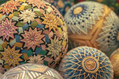 Temari topları, geleneksel Japon tarzında el işi bir top. Japon kültürü. Yakın çekim Noel hediyesi..