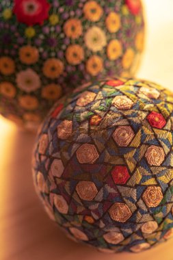 Temari topları, geleneksel Japon tarzında el işi bir top. Japon kültürü. Yakın çekim Noel hediyesi..