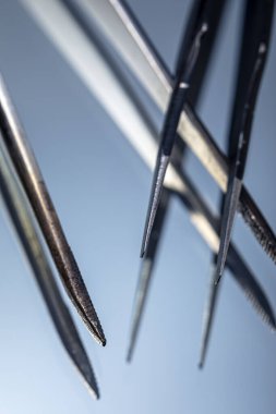 Aynalı bir yüzeyde iki cımbızla yakın çekim. Cımbız makro fotoğraf.